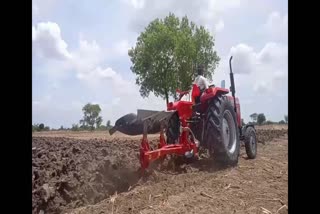 அரியலூர் ஏர் உழுவதற்கு விவசாயிகளுக்கு இலவச டிராக்டர்