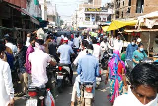 full of people at kagaj nagar market