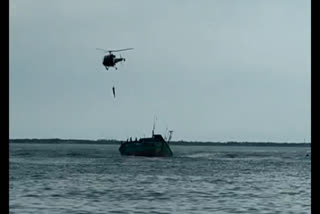 A boat with 10 fishermen sank in the sea