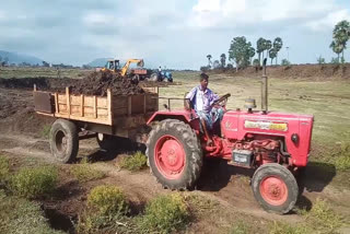 ஏரி குடிமராத்து பணி தொடங்கிய சில தினங்களிலேயே, ஏரி மணலை கொள்ளையடித்து விற்கும் அவலம்