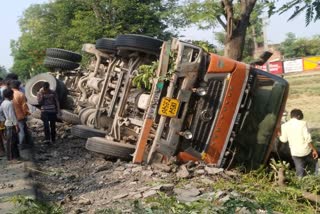 Truck overturned uncontrolled due to overload in Palamu