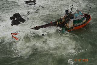 89 from P305 barge still missing; all others from 2 barges rig safe: Navy ടൗട്ടെ ടൗട്ടെ ചുഴലിക്കാറ്റ് മുംബൈയില്‍ തകര്‍ന്ന ബാര്‍ജിൽ നിന്ന് 184 പേരെ കൂടി രക്ഷപ്പെടുത്തി ഇന്ത്യൻ നാവികസേന Tauktae Tauktae Mumbai