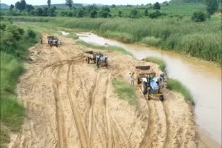 Sand: జోరుగా ఇసుక అక్రమ రవాణా.. పట్టించుకోని అధికారులు