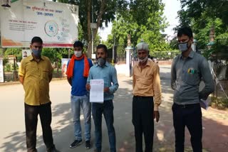 भीलवाड़ा की खबर राजस्थान की खबर 11 हजार केवी लाइन विद्युत तार हटाने की मांग न्याय के लिए लगा रहे गुहार Bhilwara news  Rajasthan news    11 thousand kv line  Electrical wire removal demand    Pleading for justice