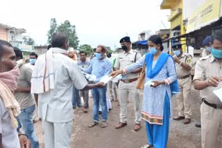 Distribution of masks to passers-by