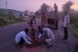 Police filling pit of Vidisha-Bhopal highway