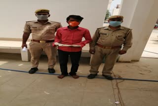 पुलिस की गिरफ्त में इनामिया बदमाश