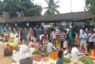 உரிக்காமலே கண்ணீர் வரவைக்கும் வெங்காயம்!