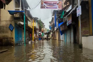 महाडच्या बाजारपेठेत शिरलेले पुराचे पाणी