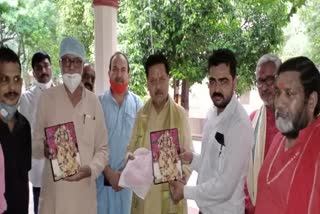 Former BJP President Nandkumar Singh Chauhan reached Datia to visit mother Pitambara