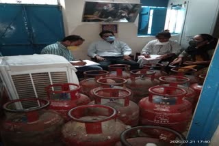 Illegal refilling of gas in Mandsaur