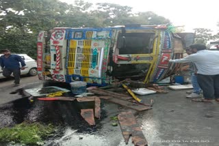 The truck going to Indore filling the rail slab and rammed uncontrollably, the driver died on the spot