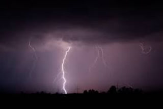 people in UP Lightning kills three people രാംപൂർ മഡായ് ഗ്രാമ നിവാസി കർഷകനും രണ്ട് സ്ത്രീകളും 12 പേർക്ക് പരിക്ക് ഇടിമിന്നലിൽ മൂന്നുപേർ മരിച്ചു