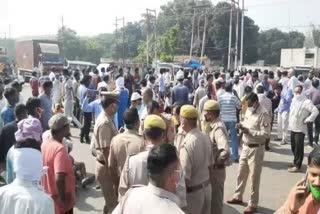 लोगों को शांत कराती पुलिस की टीम.