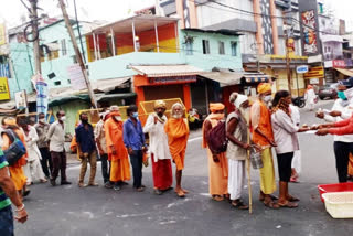 sevadham distributing food packet