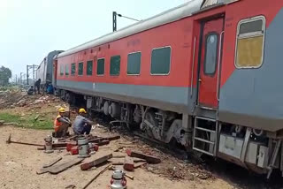 train-coach-derailed-in-dhanbad