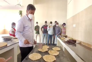 mla-renukacharya-make-chapati-in-davanagere