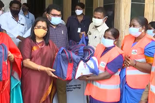 mayor vijayalaxmi distributed safety kits to sanitation workers