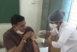 સુરત ગ્રામ્યમાં ગુરૂવારે વધુ 2389 લોકોએ કોરાના રસી લીધી