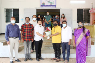 Comedian actor Bhau Kadam visits Kovid Care Center in Kankavali