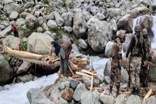 Amid heavy rain  freezing temp at 9000 ft  Indian Army constructs footbridge in J-K's Rajouri  കർമ്മ നിരതരായി ഇന്ത്യൻ സൈന്യം  ഇന്ത്യൻ സൈന്യം