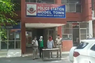 azadpur metro station  north west delhi  loot incidents in delhi  model town police station  मॉडल टाउन थाना पुलिस  दिल्ली में दो कुख्यात लुटेरे गिरफ्तार  आजादपुर मेट्रो स्टेशन दिल्ली