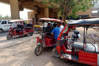 e rickshaw drivers facing problems due to metro closed