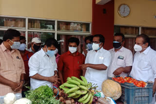 Adoor Prakash MP  handed over food items to the community kitchen  community kitchen  സാമൂഹിക അടുക്കള  ഭക്ഷ്യ സാധനങ്ങൾ കൈമാറി  അടൂർ പ്രകാശ് എംപി