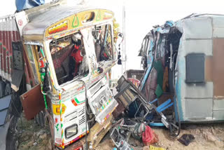 सुजानगढ़ में बस और ट्रक में टक्कर, Bus and truck collide in Sujangarh