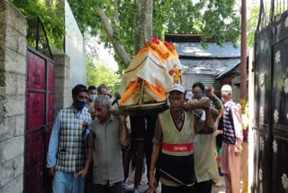 কাশ্মীরি বৃদ্ধার শব কাঁধে মুসলিম প্রতিবেশীরা