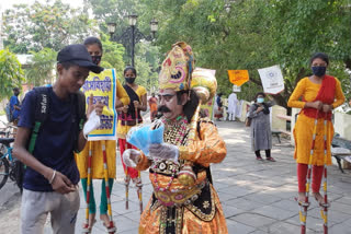 চন্দননগরে করোনা সচেতনতায় রাস্তায় স্বয়ং যমরাজ