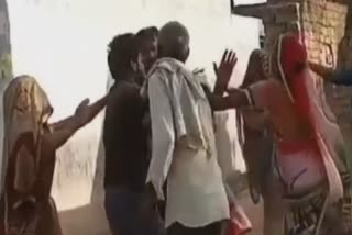 two party fight video viral in hathras  two party fight video viral  fight video viral  hathras news  hathras latest news  मारपीट का वीडियो वायरल  हाथरस जंक्शन कोतवाली  दो पक्षों में मारपीट  हाथरस खबर