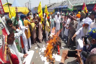 Farmers burn copies of agricultural laws at Ghazipur Border