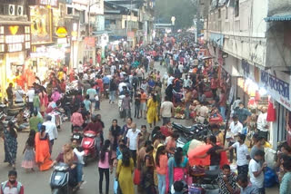 Crowds of citizens in the market before being unlocked in Thane