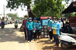 Mahoba Bazar Premium League youth distributed masks to protect against corona infection In Raipur