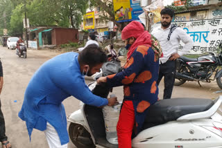 Youth Congress is distributing free water to people of Bhilai township