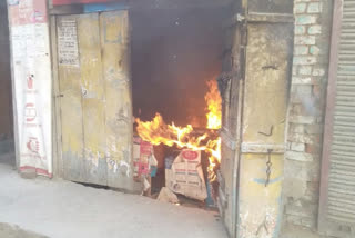 मीरगंज में मोबाइल की दुकान में आग से लाखों रुपये के मोबाइल व अन्य उपकरण जलकर राख