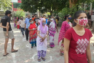 Former MLA Anil Sharma distributed ration kits to people