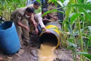 വ്യാജമദ്യ കേസ്  വ്യാജ വാറ്റും വിൽപനയും  തമിഴ്നാട് അതിർത്തി മേഖല  Joint forces inspection idukki border areas  Joint forces inspection idukki border areas 100 liters distillate seized