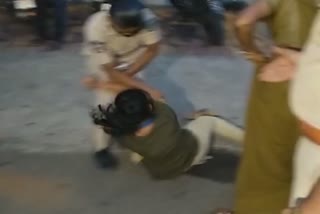 Women employee fought with police, viral video at Vishakhapatnam, viral at Vishakhapatnam,  காவலர்களுடன் மல்லுக்கட்டிய மருத்துவமனை பெண் ஊழியர், வைரல் வீடியோ, viral video  national news in tamil, viral videos in tamil