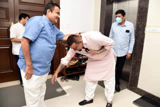 Sanjay Dutt pays courtesy call on Nitin Gadkari in Nagpur