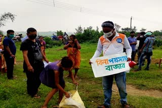 স্ত্রীর শ্রাদ্ধের দিন গরীব দুঃস্থদের জন্য 'বিনা পয়সার বাজার' বসালেন স্বামী