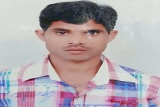 farmer committed suicide in unnao  उन्नाव में किसान ने की आत्महत्या  दुल्लापुर गांव में किसान ने की आत्महत्या  farmer committed suicide in dullarpur village  Farmer commits suicide by climbing electric pole  बिजली के खंभे पर चढ़कर किसान ने की आत्महत्या  फतेहपुर चौरासी थाना  Fatehpur Chaurasi Police Station  farmer suicide due to financial constraints in unnao  उन्नाव में आर्थिक तंगी से किसान ने की आत्महत्या