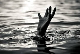 drown while taking bath  drown to death news  drown to death in UP  യുവാക്കൾ പുഴയിൽ മുങ്ങി മരിച്ചു  യുപിയിൽ യുവാക്കൾ മുങ്ങി മരിച്ചു  മുങ്ങി മരണ വാർത്തകൾ