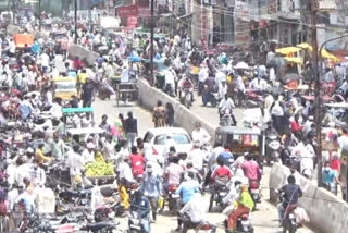 Crowd of citizens at Patni Chowk in washim