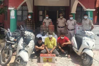 three-arrested-including-1-receiver-in-auto-lifting-case-from-mohan-garden