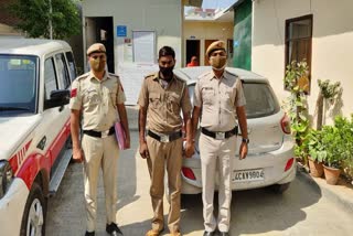 civil-defense-personnel-arrested-for-challaning-people-by-becoming-fake-delhi-police-si
