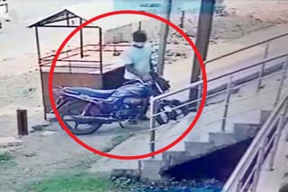 bike-theft-incident-caught-on-cctv-in-dhanbad