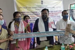 minister jogen mohan distributed loom among weaver