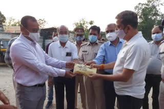 Surajpur Police Department gave 1 lakh rupees to Nature Club